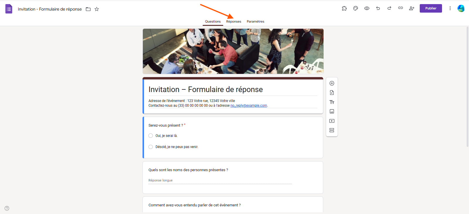 Capture d'écran d'un formulaire d'invitation à un événement dans Google Forms avec une flèche pointant vers l'onglet Réponses