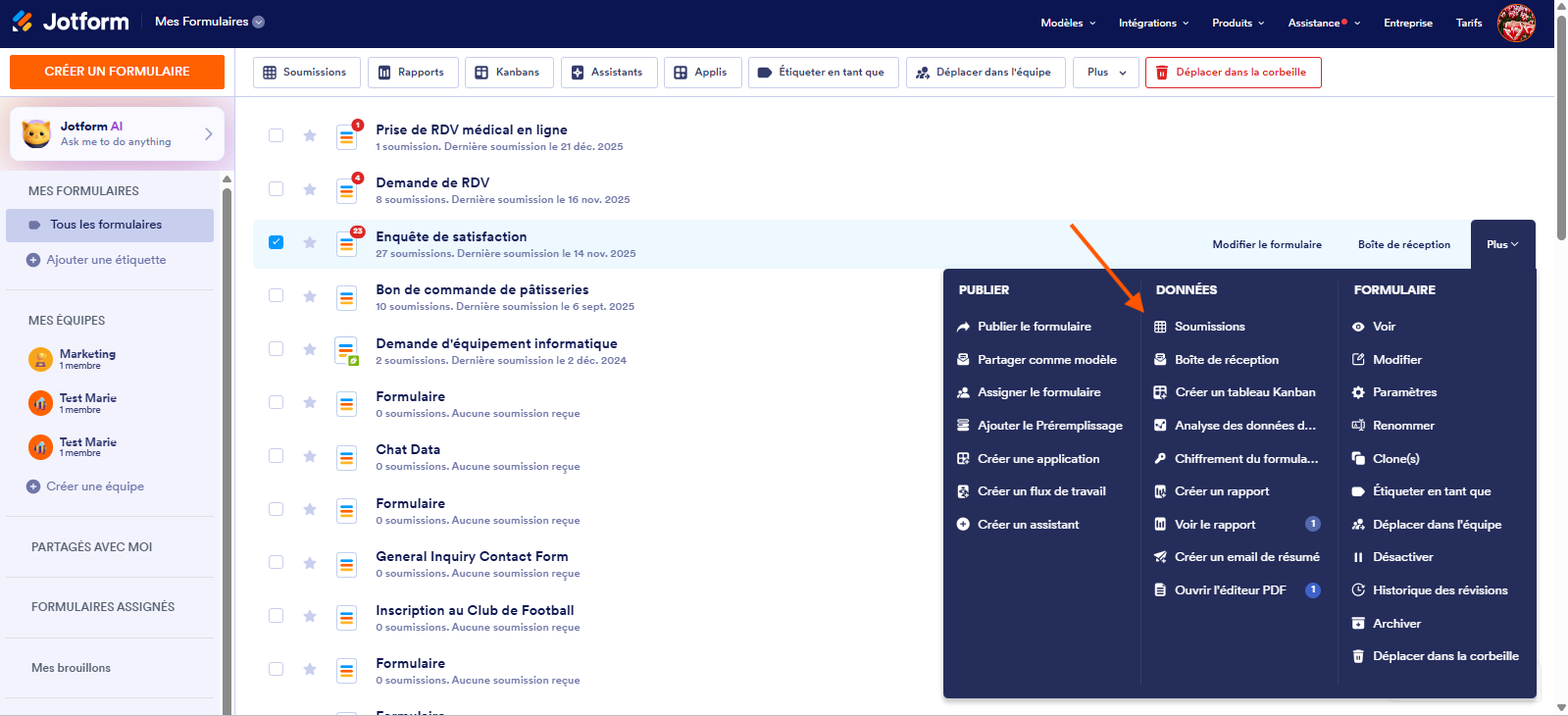 Capture d'écran de la liste de formulaires disponibles dans le Générateur de formulaires Jotform avec un formulaire sélectionné et une flèche pointant vers Soumissions dans la colonne Données du menu Plus à droite