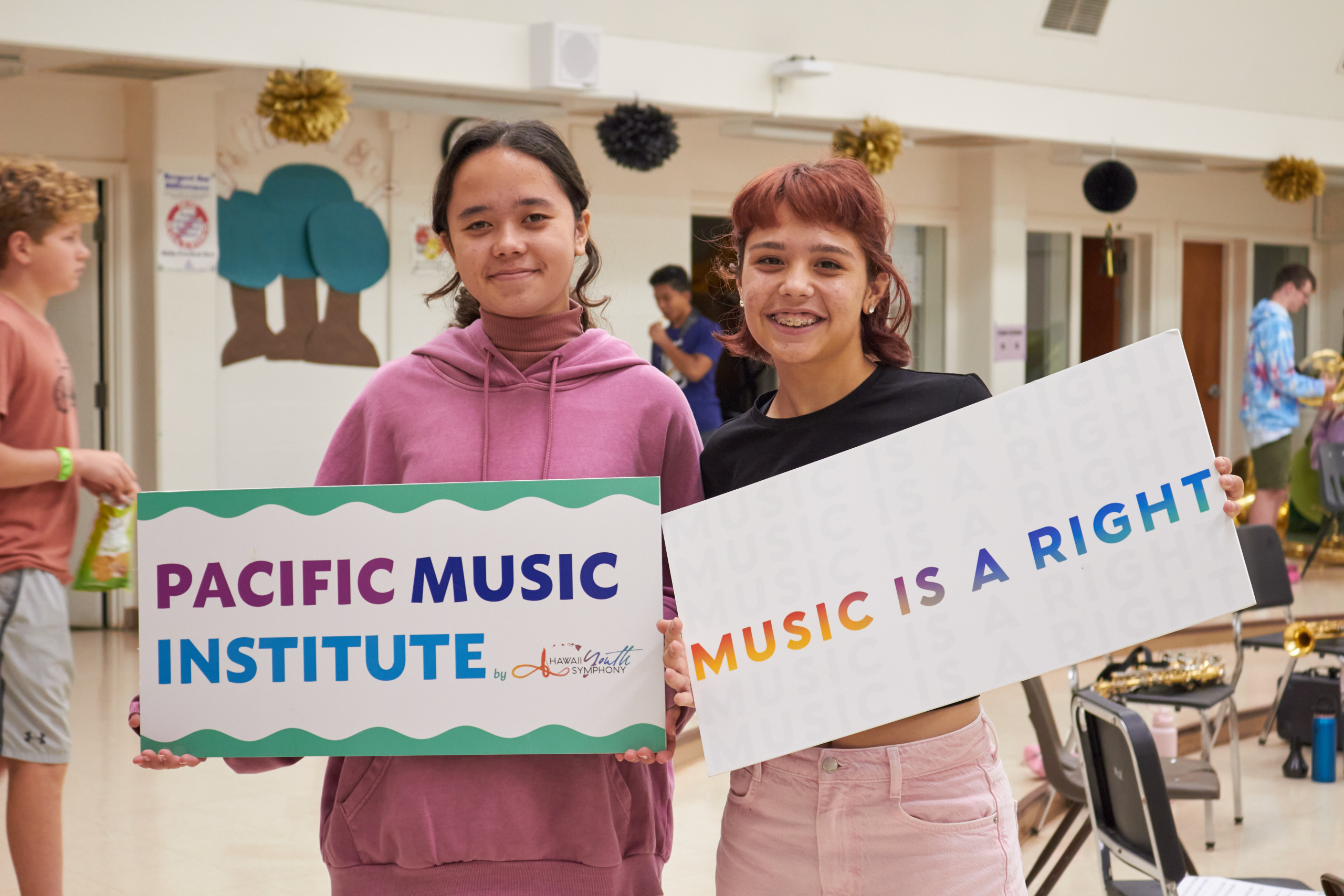 Imagen de dos niños participando en el programa Pacific Music Institute