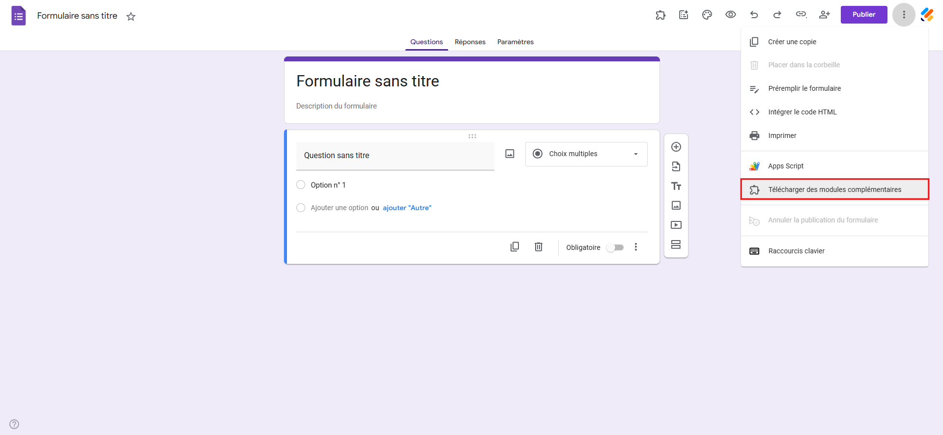 Capture d'écran de l'Éditeur de formulaire Google Forms Formulaire vierge avec le menu des trois points ouvert et un encadré autour de l'option Télécharger des modules complémentaires